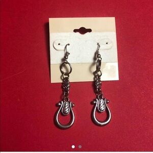 Formal earring set 🤍🖤​​​​​​​​​​​​​​​​​​​​​​​​